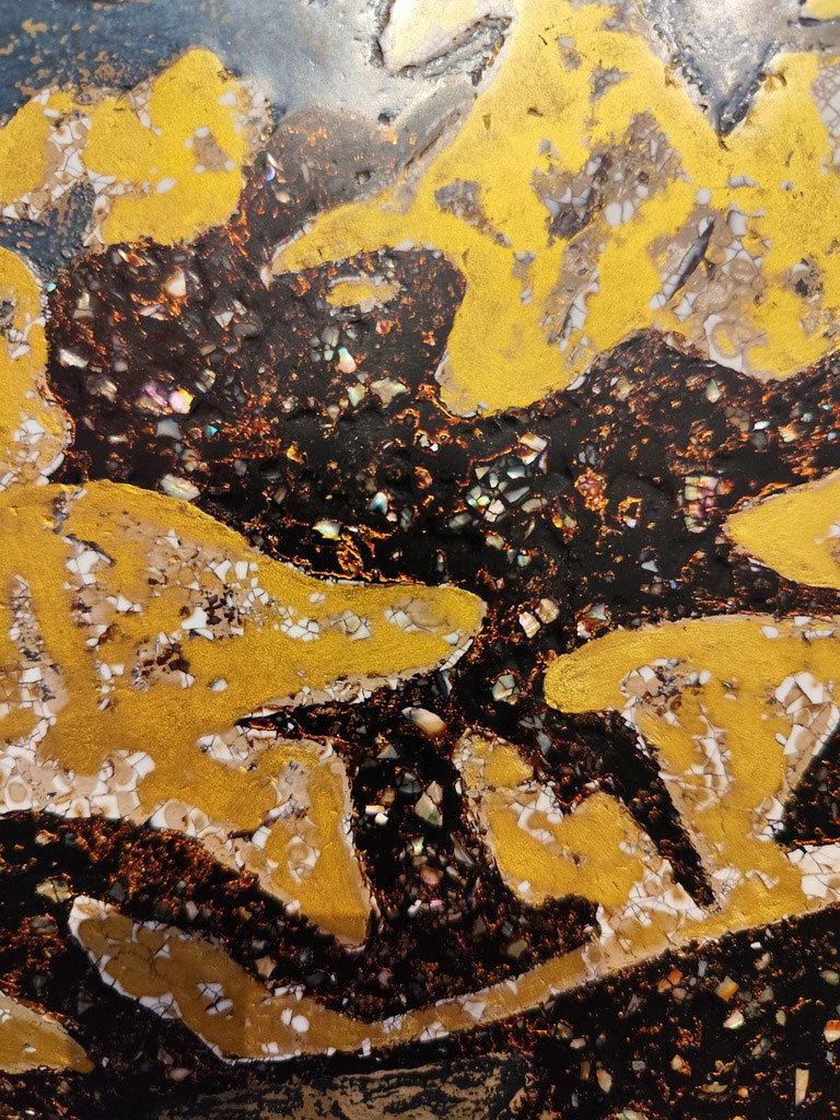 越南國寶級漆畫家阮長靈，作品細節包含蛋殼、貝殼、金箔等媒材_正觀藝術