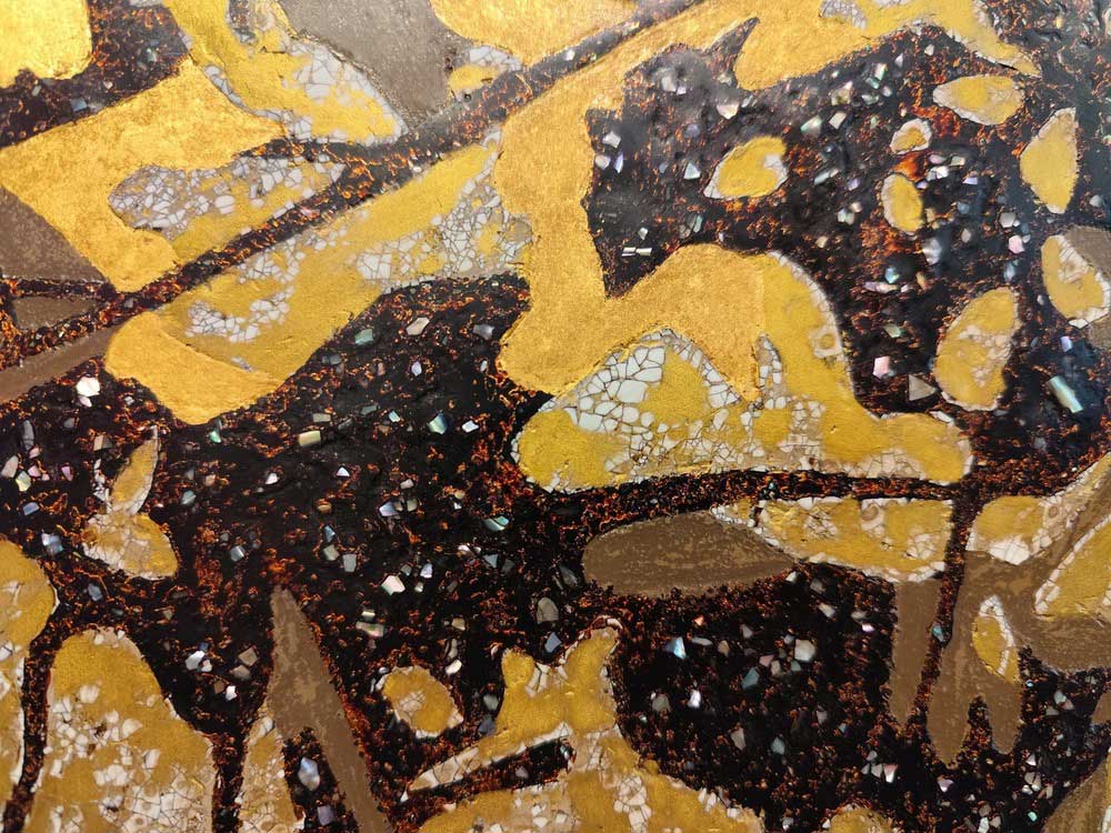 越南國寶級漆畫家阮長靈，作品細節包含蛋殼、貝殼、金箔等媒材_正觀藝術