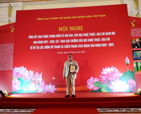 阮長靈榮獲越南國防部主題獎